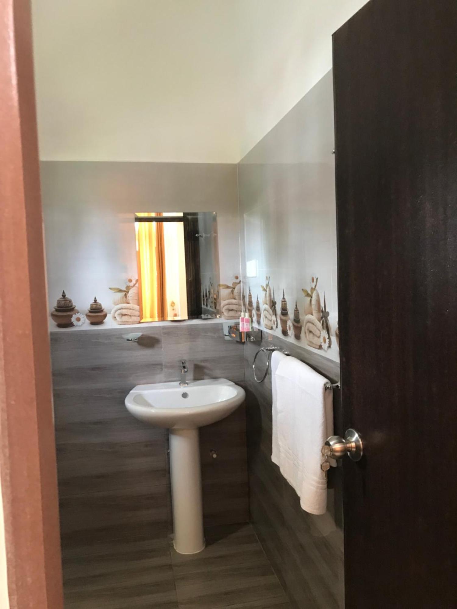 Sri White Villa Airport Boutique Hotel Katunayaka Dış mekan fotoğraf