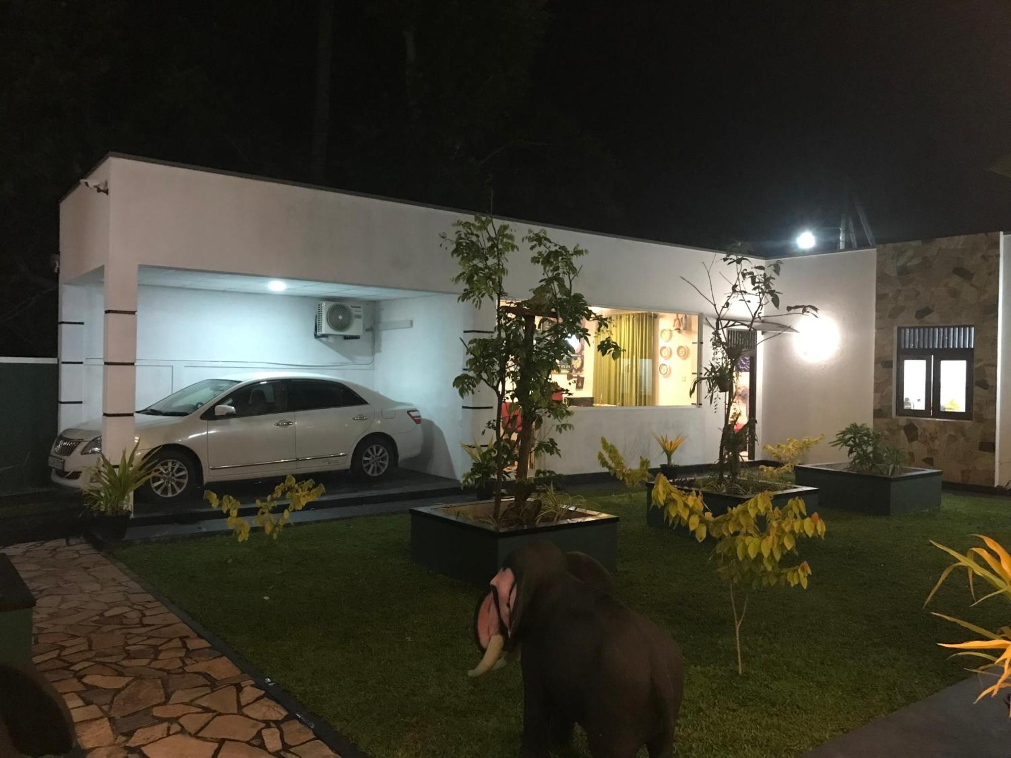 Sri White Villa Airport Boutique Hotel Katunayaka Dış mekan fotoğraf